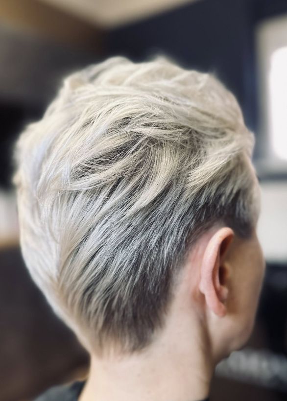 Krótka fryzura damska pixie cut platynowy blond - Fryzjer Jawor