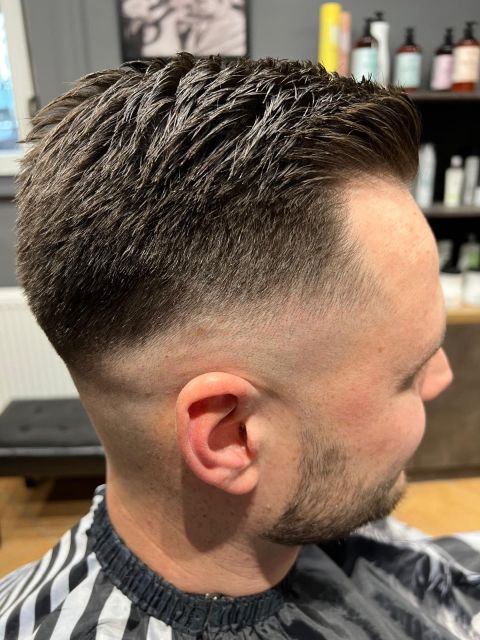 Męskie strzyżenie z wyraźną strukturą góry i nieskazitelnym cieniowaniem typu Taper Fade - Barber Jawor