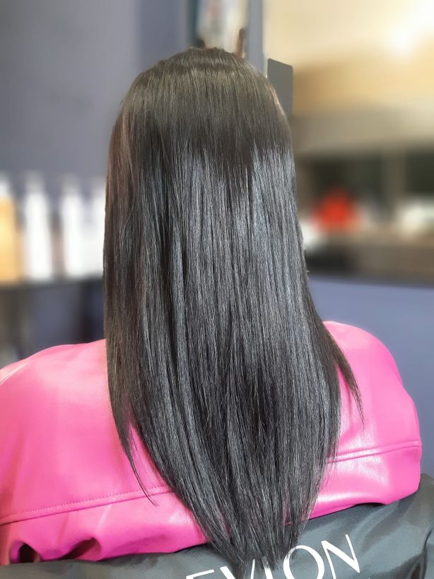 Długie, proste włosy w odcieniu głębokiego, chłodnego brązu. Strzyżenie na prosto z zachowaniem pełnej objętości końcówek. Jawor HairStyles Professional