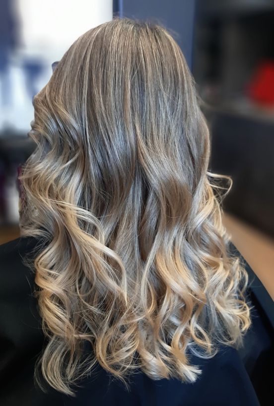 Koloryzacja Balayage w odcieniach beżowego blondu na długich włosach. Stylizacja typu Beach Waves dodająca objętości - Salon Fryzjerski Jawor